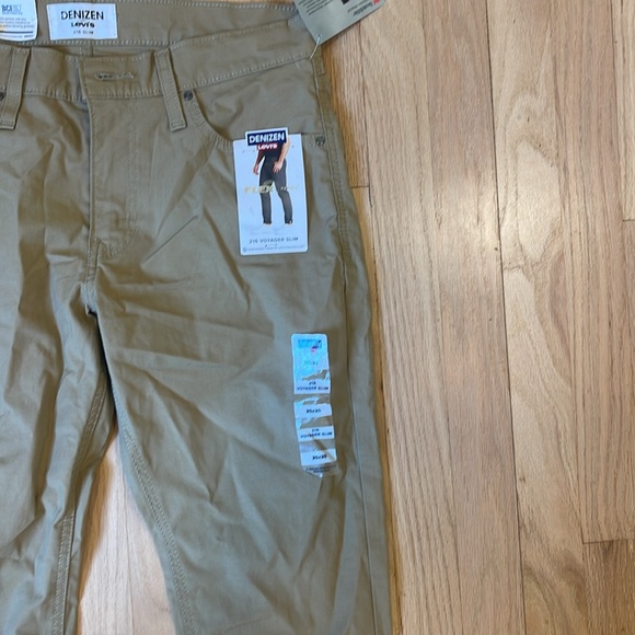 Denizen Levi’s Men's Khaki Chinos brand new with tags
Slim fit
Never worn - Picture 3 of 5